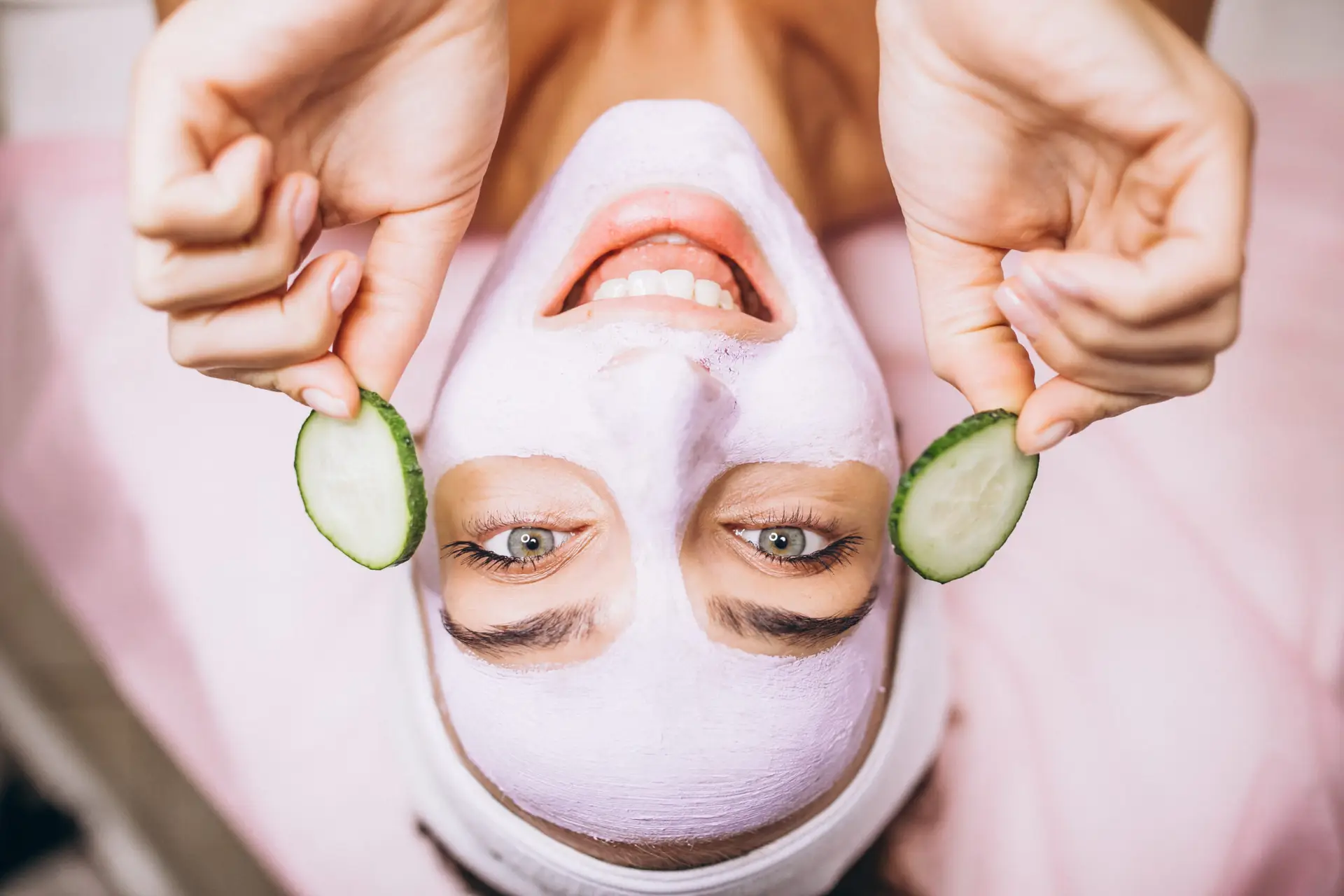 Vrouw met komkommer voor gezichtsmasker